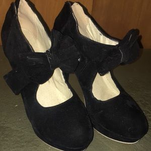 Flapper style 1920s bow heels
